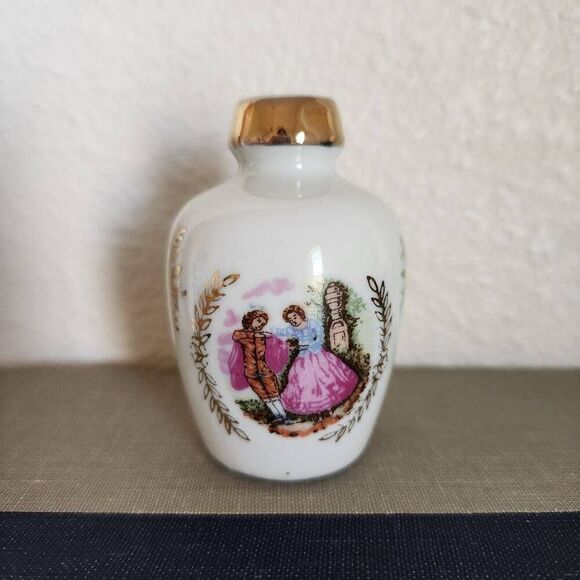 Courting couple Bud Renaissance Victorian cream gold mini flower vase - Picture 1 of 4